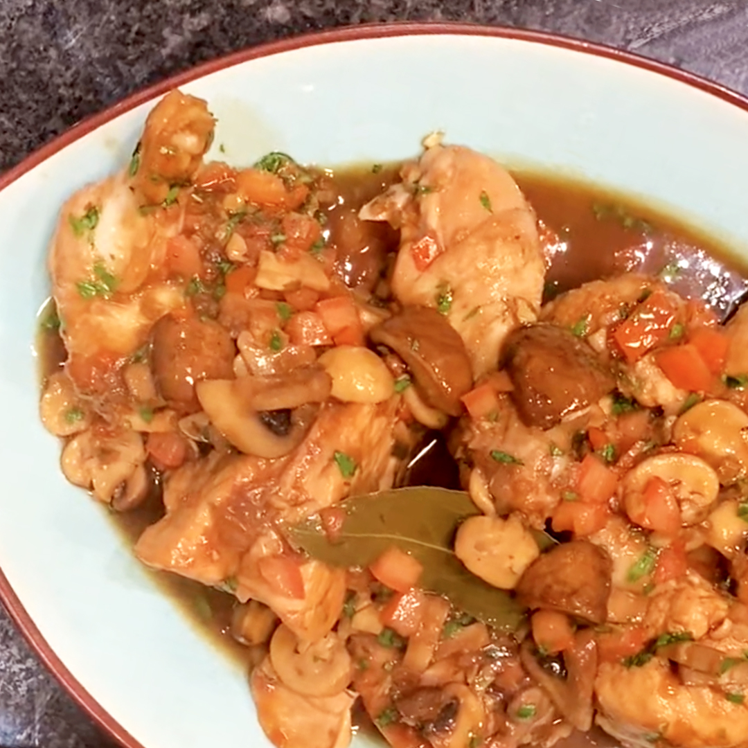 SarahHardy21's tweet photo. James Phillippo, the head chef at Debut restaurant at City College, Norwich shows us how to make the French classic Chicken chasseur. 

https://t.co/9A05QqiK3v

#learntocook #local @DebutRestaurant @norwichcollege @chefphillippo #localchef #chefsskills #frenchclassic https://t.co/rRjENtEMZK