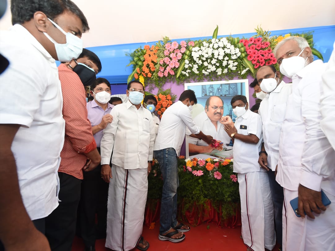 Udhaystalin's tweet photo. அண்ணன் ஜெ.அன்பழகனின் முதலாம் நினைவு தினம் நாளை அனுசரிக்கப்படும் நிலையில் அண்ணனின் அலுவலகத்தில் அவருடைய திருவுருவப்படங்களுக்கு மரியாதை செய்து, கழக கொடி ஏற்றினோம்.
@PKSekarbabu @Dayanidhi_Maran @Anbil_Mahesh @mylaivelu71 @ThamizhachiTh @nchitrarasu
@JKarunanithiMLA @raja_anbazhagan https://t.co/N3Ls46RFL7