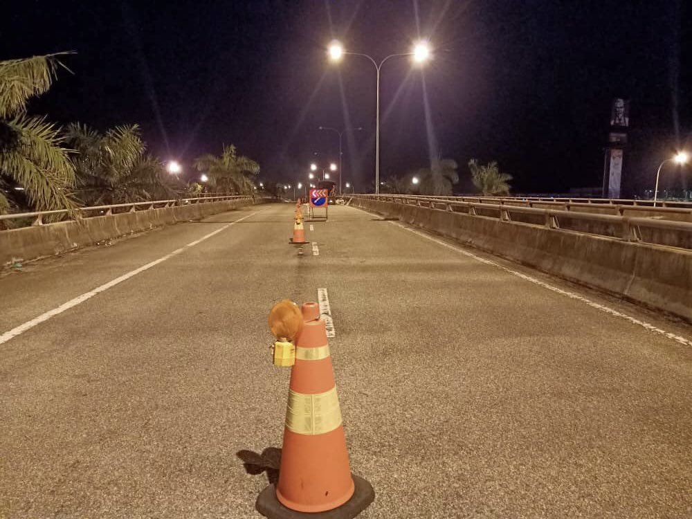 THB Maintenance Sdn Bhd (@thbm_hq) on Twitter photo #BerkalaBukanPavemen
08062021 - di <a href="/JKRPerlis/">JKR Perlis</a>
FT 81 J. Behor Lateh
sek 1.10 - 2.10
Team BBP #THBMPerlis #Kangar laksana kerja ini di sini
- baiki expansion joint
📸 sedia #PatuhTMP
#THBMHQ #InfraRakyat #ZonUtara
#TogetherWeDeliver #BerkalaBukanPavemen
08062021 - di <a href="/JKRPerlis/">JKR Perlis</a>
FT 81 J. Behor Lateh
sek 1.10 - 2.10
Team BBP #THBMPerlis #Kangar laksana kerja ini di sini
- baiki expansion joint
📸 sedia #PatuhTMP
#THBMHQ #InfraRakyat #ZonUtara
#TogetherWeDeliver