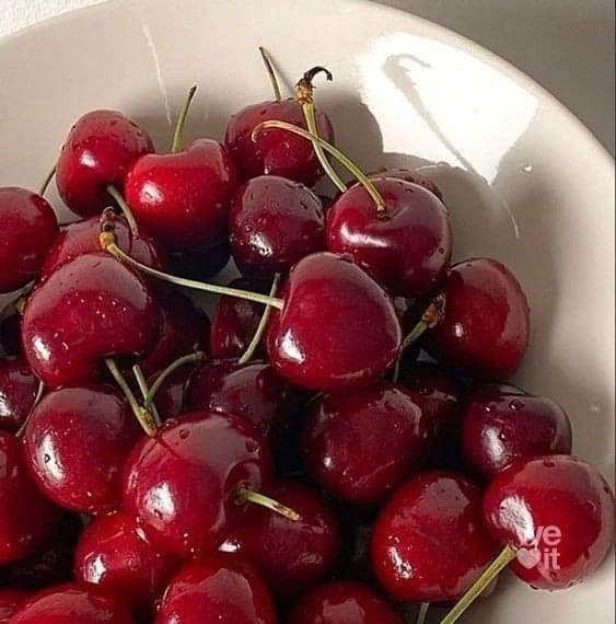 bibliyofileyla's tweet photo. Yaz güzellikleri 🍉🍍🍒🍓 https://t.co/nboQfeEFSf