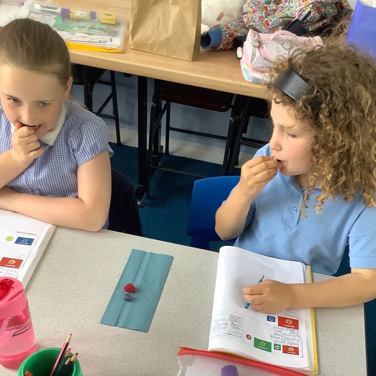 IPMATGawthorpe's tweet photo. Year 3 have enjoyed tasting berries in order to help develop their vocabulary for their thinking side In Literacy. We agree the berries were juicy, divine, scrumptious, sweet and delicious to name a few. Perfect in the hot weather! #GCAYear3 https://t.co/czIgMS3BBY