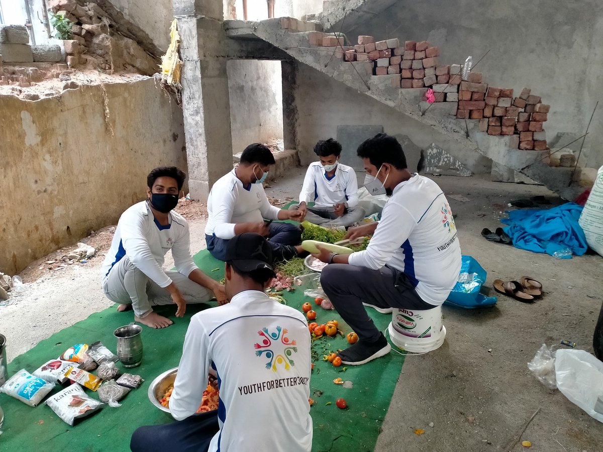 ShaikAz71274339's tweet photo. Assalamu alaikum sonu Bhai . This is Shaik azmath from warangal,Telangana.  We are running a society from 22 may 2021 to feed food packets for road side homeless poor people . Today is our 19 th day daily we r providing 200 to 300 between . I hope u also support us https://t.co/s2bDqgRVf6