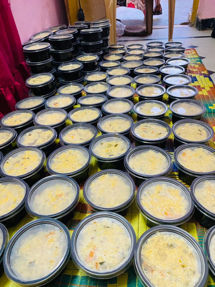 ShaikAz71274339's tweet photo. Assalamu alaikum sonu Bhai . This is Shaik azmath from warangal,Telangana.  We are running a society from 22 may 2021 to feed food packets for road side homeless poor people . Today is our 19 th day daily we r providing 200 to 300 between . I hope u also support us https://t.co/s2bDqgRVf6
