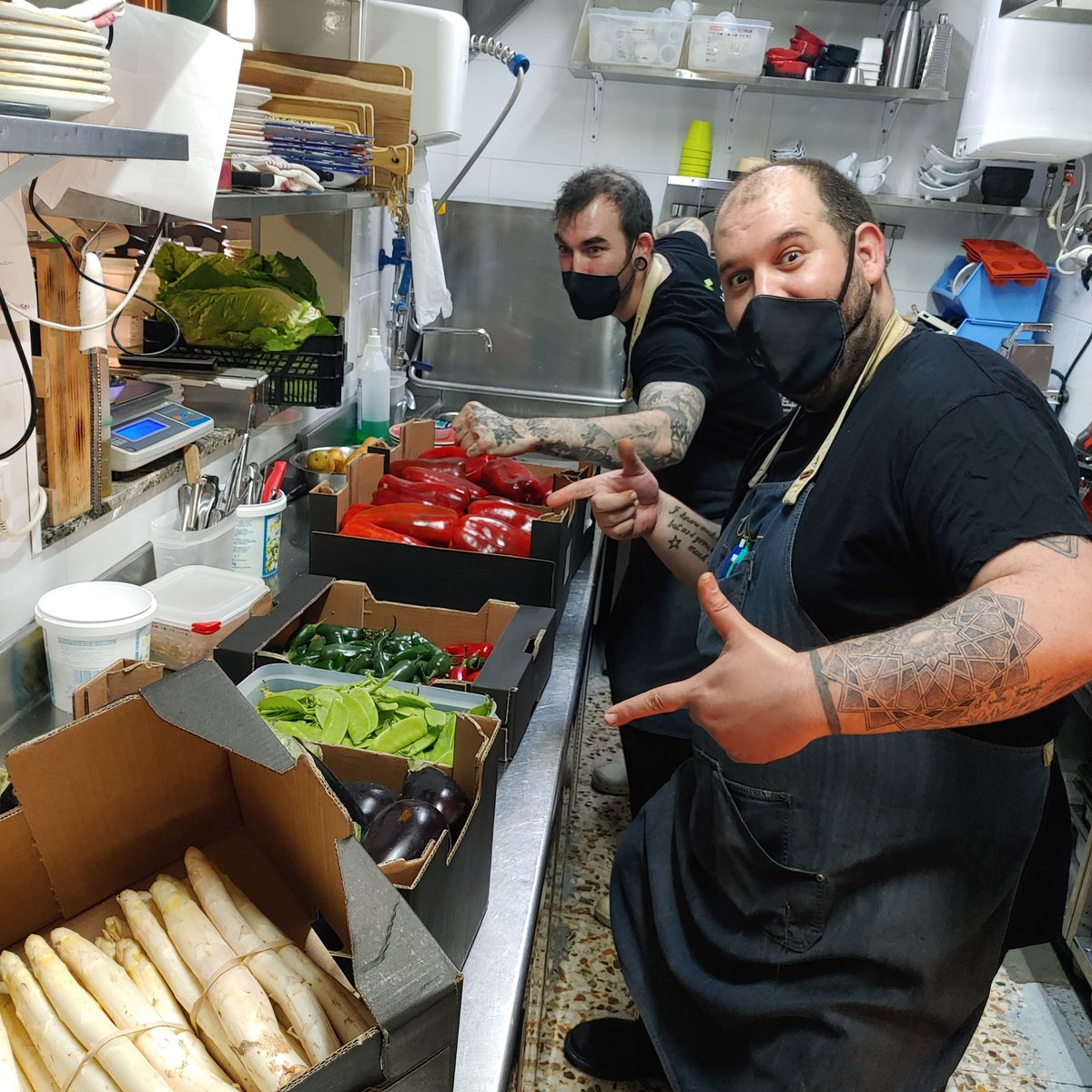 uskar_rest's tweet photo. Así empiezan los miércoles en Uskar ¡¡hasta arriba de productazos!!

Y si, también hablamos de nuestros cocineros 😍

#uskar #pasiónporlacocina #pasiónporlonuestro #miercolesdiferente #productodetemporada #ProductoResponsable #arganzuela #lavapies #embajadores https://t.co/ZsDwvZUr55