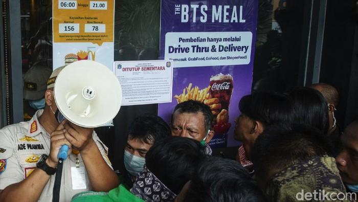 detikcom's tweet photo. #Foto Sejumlah ojek online mendatangi McD Raden Saleh, Jakarta, hingga membuat kerumunan. Hal ini terjadi imbas pesanan menu #BTSMeal yang ramai diorder warga. Berikut pantauannya!

Selengkapnya di https://t.co/yA2iHuKcgW
Foto: Rifkianto Nugroho/detikcom https://t.co/btRy8vShsV