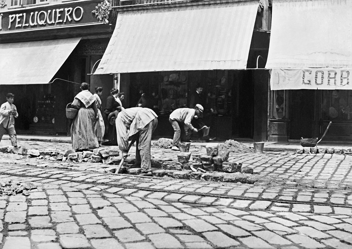 metrovalencia's tweet image. ⁉️ Sabies que hui és el Dia Internacional dels Arxius? #IAW2021

📸🔙 Volem celebrar-ho compartint fotos de treballs d&apos;empedrat i plànols amb les antigues línies tramviàries de #València, com la que ha aparegut en la Plaça de la Reina 😍 #EmpoderarLosArchivos