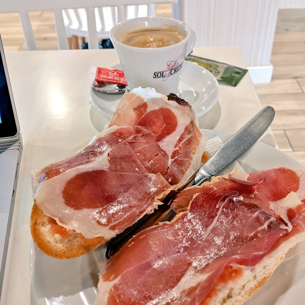keep_going_hard's tweet photo. Desayuno de campeones y carga del #PriusPlugIn #Solar en la estación de recarga de @Endesa #EndesaX situada en @HBoabdil. @Toyota_Esp @ToyotaLabasa #EV @electromaps https://t.co/630pHrV2uS