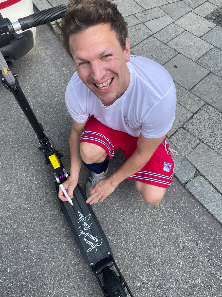 Rick Goldmann (@rickgoldmann) on Twitter photo Gute Nachricht: <a href="/Laura_Papendick/">Laura Papendick</a>, <a href="/BastiSchwele/">Basti Schwele</a> und ich versteigern das „WM-Experten-Taxi“ für den guten Zweck! Schlechte Nachricht: Ich muss dann bald wohl laufen 😋 Schaut rein und bietet mit, wenn ihr könnt – jeder Euro zählt! #EishockeyWM
🤝📲unitedcharity.de/Auktionen/Scoo… Gute Nachricht: <a href="/Laura_Papendick/">Laura Papendick</a>, <a href="/BastiSchwele/">Basti Schwele</a> und ich versteigern das „WM-Experten-Taxi“ für den guten Zweck! Schlechte Nachricht: Ich muss dann bald wohl laufen 😋 Schaut rein und bietet mit, wenn ihr könnt – jeder Euro zählt! #EishockeyWM
🤝📲unitedcharity.de/Auktionen/Scoo…