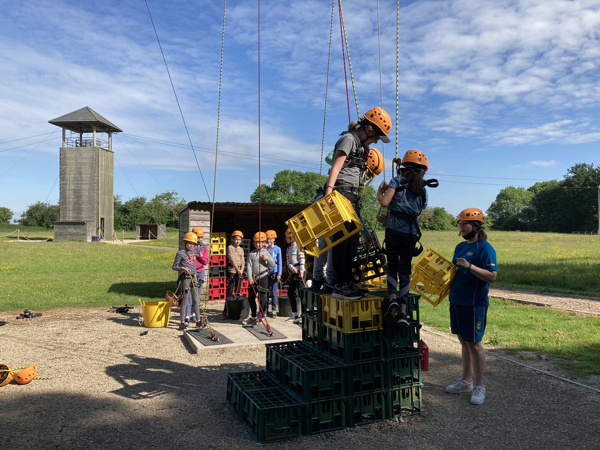 SHSKJuniors's tweet image. Mrs Green’s group are undertaking the crate challenge. Record so far is 7 layers in 3 minutes though there was some strong feeling that the half layer should round up not down! #goodmaths #nottherulesthough