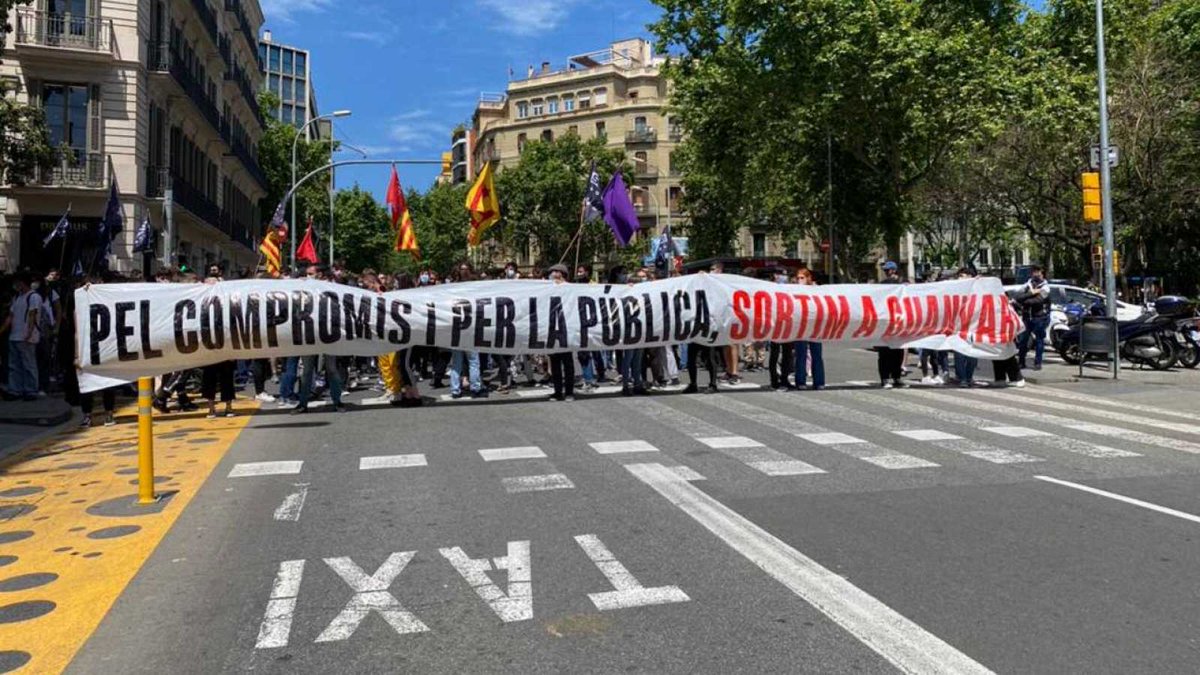 SEPC_nacional's tweet photo. 🔴Malgrat el que hem aclarat a l'últim fil, lluny de conformar-nos, celebrem aquesta nova victòria del Moviment Estudiantil.

⚠️Són més de 5 anys lluitant per aquesta demanda, que sempre ha anat acompanyada de la rebaixa de taxes.També era la primera demanda del Compromís. https://t.co/jKTB1PaUIQ