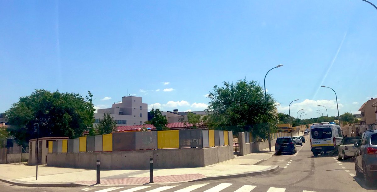 No es de recibo que el CEIP Margaret Thatcher en #Barajas años después de su apertura el público siga sin finalizarse.

Ayer con preocupación vimos como acudía una ambulacia y una dotación de <a href="/policiademadrid/">Policía Municipal de Madrid</a> debido a que un alumno quedó enganchado en la citada valla.
👇🏻