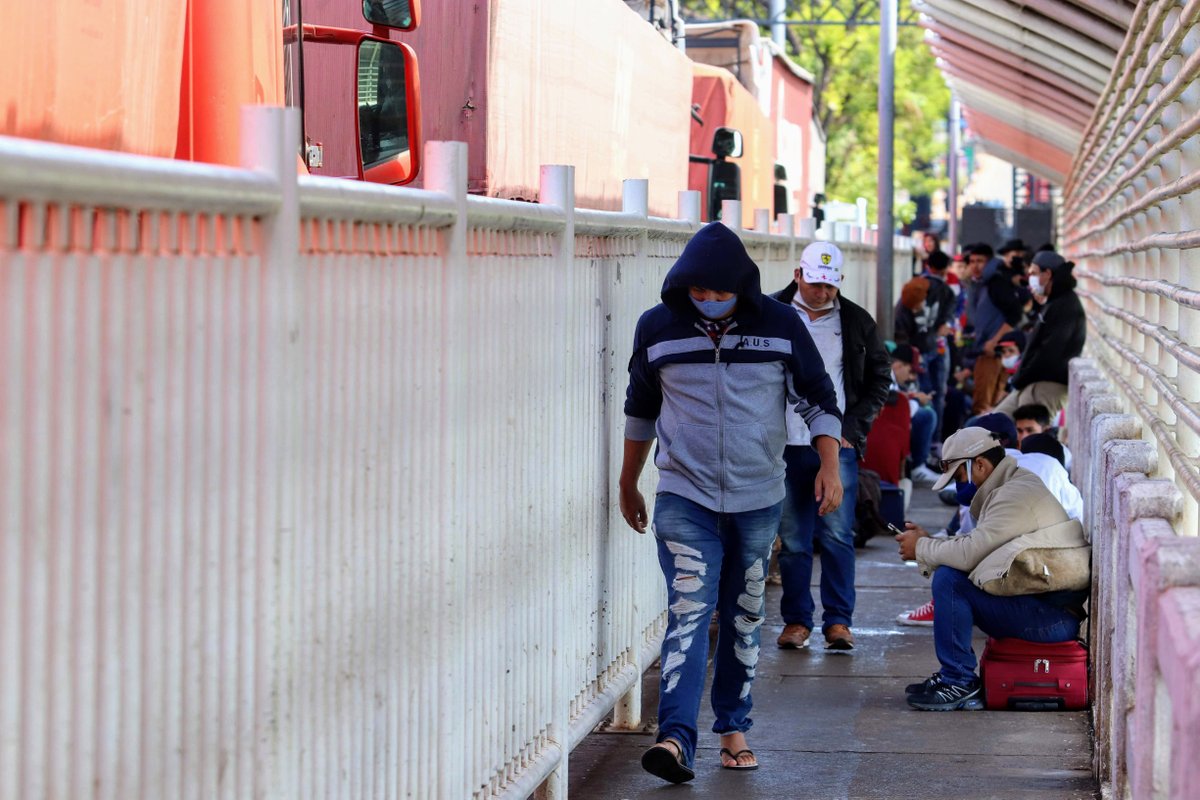 MaxMolab's tweet photo. As Paraguay implemented harder border restrictions than Brazil in response to COVID-19, Paraguayans trying to return to their home country became stuck on the border bridge. @4jafia explains how #ShockMobilities created this trap for “sanitary refugees”.
https://t.co/A55FhkDvDy https://t.co/Qc6IbAPd4P