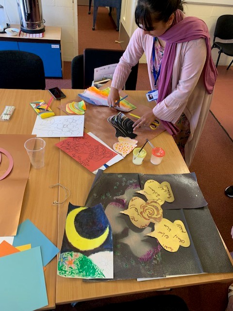 TurfsUp_'s tweet photo. It's been a great couple of days at our creative workshops at @LowergrangeC w. @tofisabiha. We're so grateful that we got to meet & talk with some amazing women from the community. Their stories & positive attitudes were so inspiring 🌟 @creative_flare @bradfordmdc #Response2 https://t.co/GW2zVSqXe3