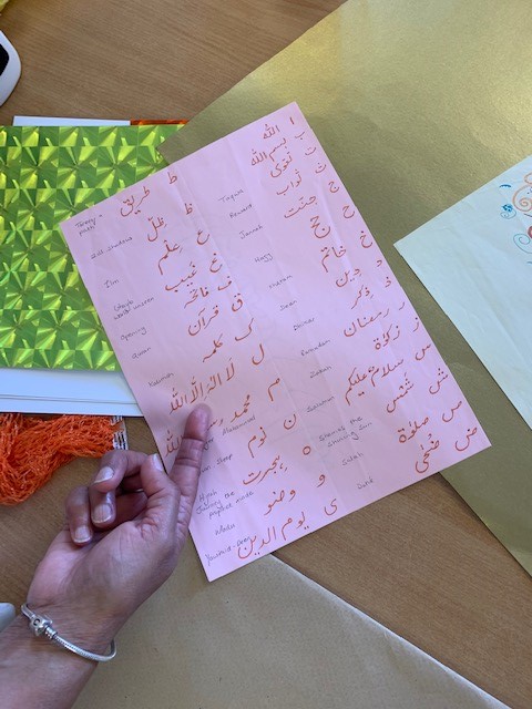TurfsUp_'s tweet photo. It's been a great couple of days at our creative workshops at @LowergrangeC w. @tofisabiha. We're so grateful that we got to meet & talk with some amazing women from the community. Their stories & positive attitudes were so inspiring 🌟 @creative_flare @bradfordmdc #Response2 https://t.co/GW2zVSqXe3