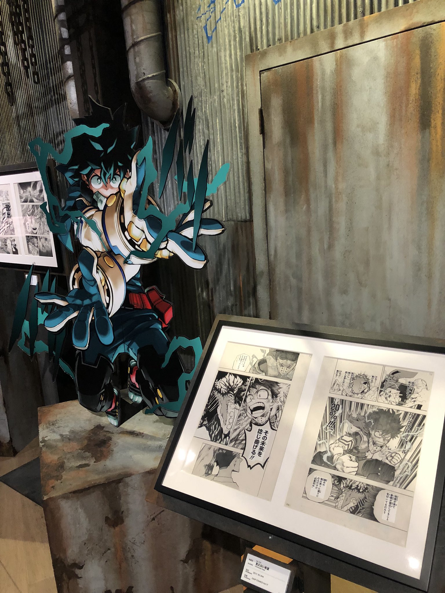 伍 ヒロアカ展の感想も 直筆って印刷ではここまで表現されないモンなんだねマジでビックリした あと書き下ろしイラストの某一枚って やっぱり内通者のヒントなのかなー 僕のヒーローアカデミア ヒロアカ展 僕のヒーローアカデミア展 T Co