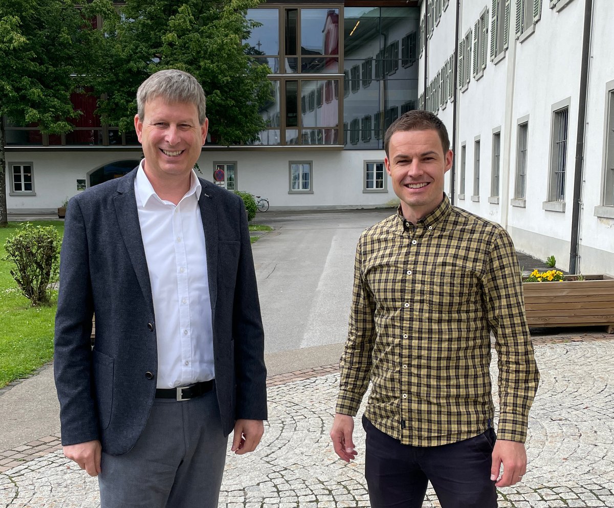 KuscheChristian's tweet photo. Besuch heute von Werner Grabherr, Sportlicher Leiter des @SCRAltach. Sehr gutes Gespräch über bisherige und künftig noch intensivere Zusammenarbeit. Danke fürs Kommen und alles Gute für Deine neue Aufgabe, lieber @WGrabherr ! #collegiumbernardi #mehrerau #scra #ffcvorderland https://t.co/ZAR9DAlWp8