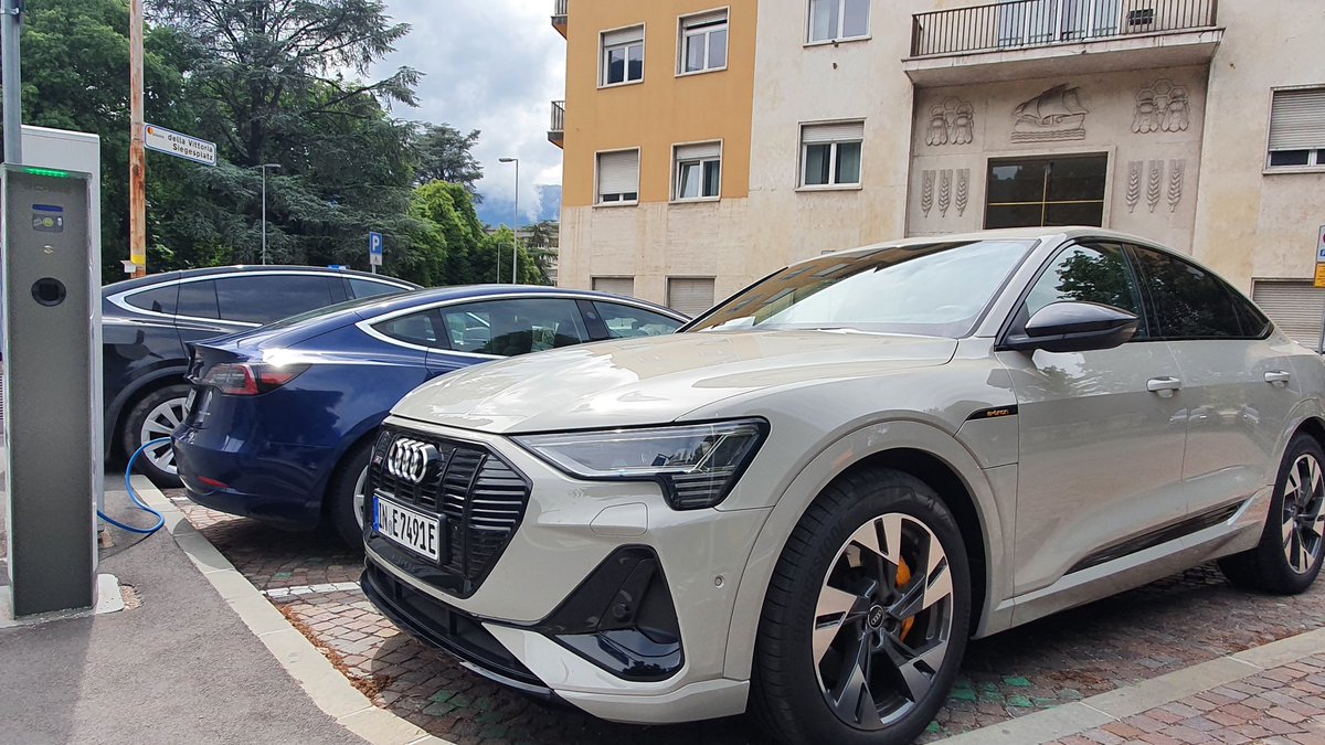 THEnergyNet's tweet photo. #emobility - I was particularly impressed by the charging behavior of the #etron:
▶️actual charging speed
▶️ease of connection
#DiscoverEmobility https://t.co/G28c8ZmmPB