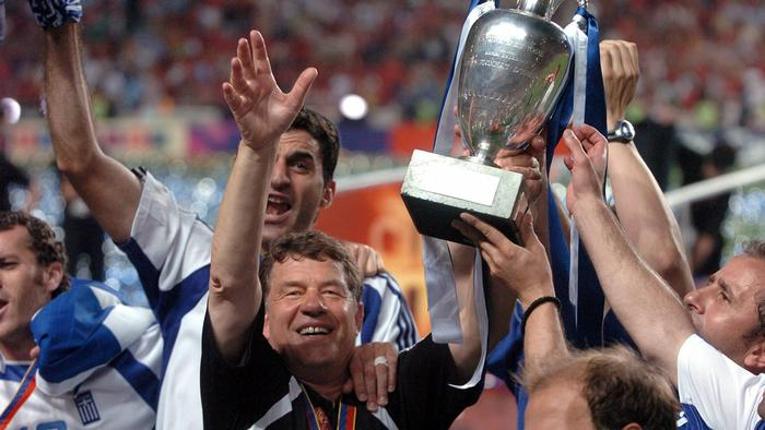 SweeperPod's tweet photo. 🇬🇷🇩🇪 German Otto Rehhagel is the only coach in history to guide a country other than his own to the European Championship title (Greece, 2004). 

He is also the only coach to ever win the German Bundesliga with a promoted club (Kaiserslautern, 1997/98).

The ultimate outsider! https://t.co/lDczlvinoT