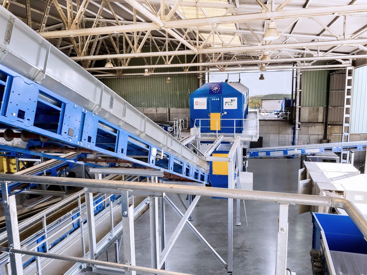 Stadler_Group's tweet image. STADLER designs and builds the integrated sorting line for the LIFE4FILM project at the Granada plant operated by FCC MEDIO AMBIENTE, preparing the path for film sorting in Europe in the near future. 

Read the full article here: w-stadler.de/en/company/new… 

#life4film #filmsorting