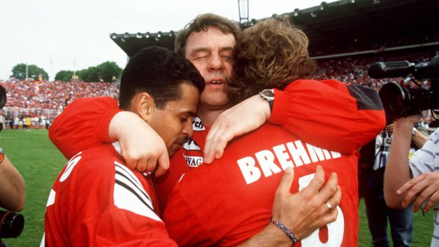 SweeperPod's tweet photo. 🇬🇷🇩🇪 German Otto Rehhagel is the only coach in history to guide a country other than his own to the European Championship title (Greece, 2004). 

He is also the only coach to ever win the German Bundesliga with a promoted club (Kaiserslautern, 1997/98).

The ultimate outsider! https://t.co/lDczlvinoT