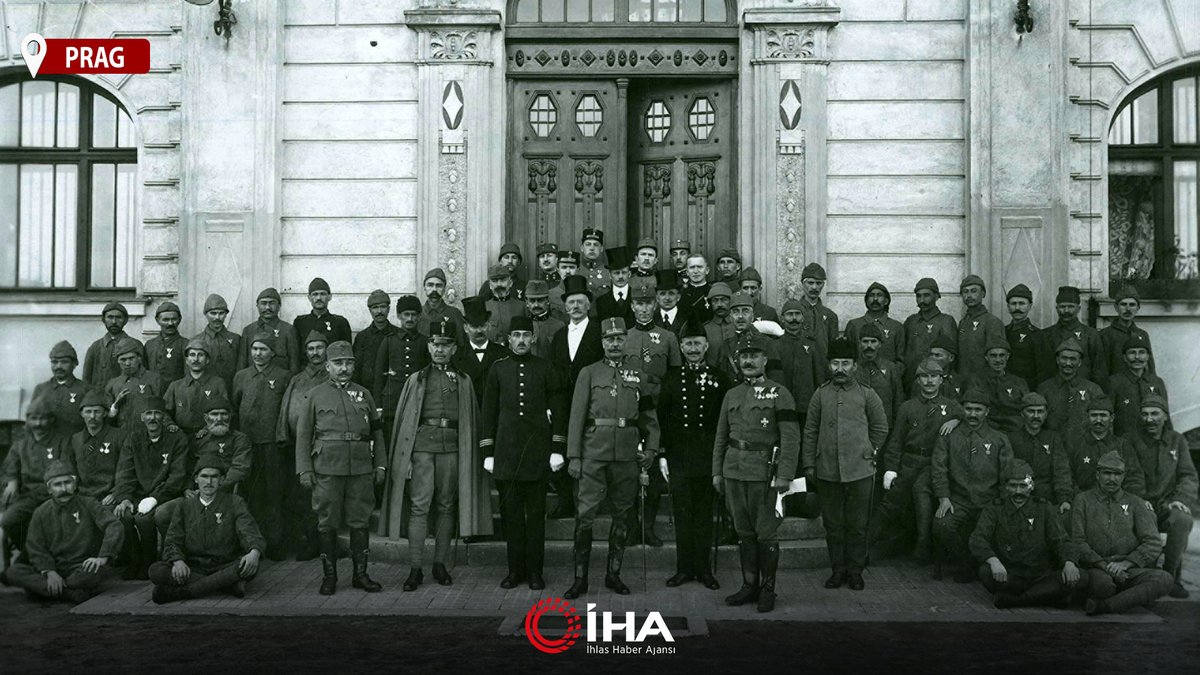 Birinci Dünya Savaşı sırasında #Galiçya cephesinde yaralanan ya da hastalanan Türk askerlerinin Çekya’nın Valasske Mezirici şehrinde tedavi gördüğü hastanede namaz kılarken çekilen fotoğrafları 104 yıl sonra ortaya çıktı. 

#İHA