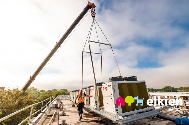 Spektakel aan de Julianalaan. Een enorme kraan hees twee units voor elk 9 warmtepompen op het dak van een blok woningen. De pompen voorzien binnenkort 270 woningen van verwarming en warm water. Innovatie samenwerken met o.a. <a href="/DijkstraDraisma/">Bouwgroep Dijkstra Draisma</a>. Meer: bit.ly/2TbayBR