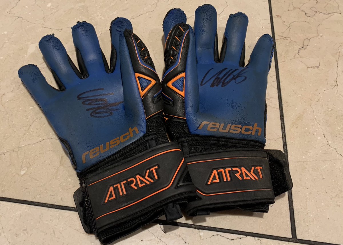 COMPETITION | Caoimhin Kelleher’s debut gloves 🧤 

To celebrate his senior international debut against Hungary last night, we’re giving away his signed gloves 👌🏻

Simply 🔁 &amp; ❤️ to be in with a chance of winning before 6pm this evening

#COYBIG | #WeAreOne