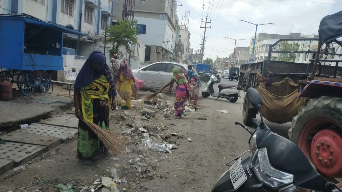 kamlesh_paryani's tweet photo. Sharing Some More Glipsim of #safaiabhiyaan done today in my ward7 as our chairman shri @PunitDudhrejiya instruction to take this #cleannessdrive ar #shyamjikrishnaverma raod mian market area #sewahisangathan @CRPaatil @bhikhubhaidbjp @VinodChavdaBJP @MSPatelBJP @iKeshubhaiPatel https://t.co/FZtnm1MDIZ