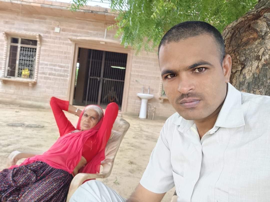 KesaramKalbi's tweet photo. कुछ पास आएंगे।
 कुछ दूर जाएंगे
 बहुत कम लोग हैं जो 
निस्वार्थ रिश्ता निभाएंगे।
.
.
हरे कृष्ण 💖 हरे कृष्ण 💖
#kesaram https://t.co/WTcHwTkW8d