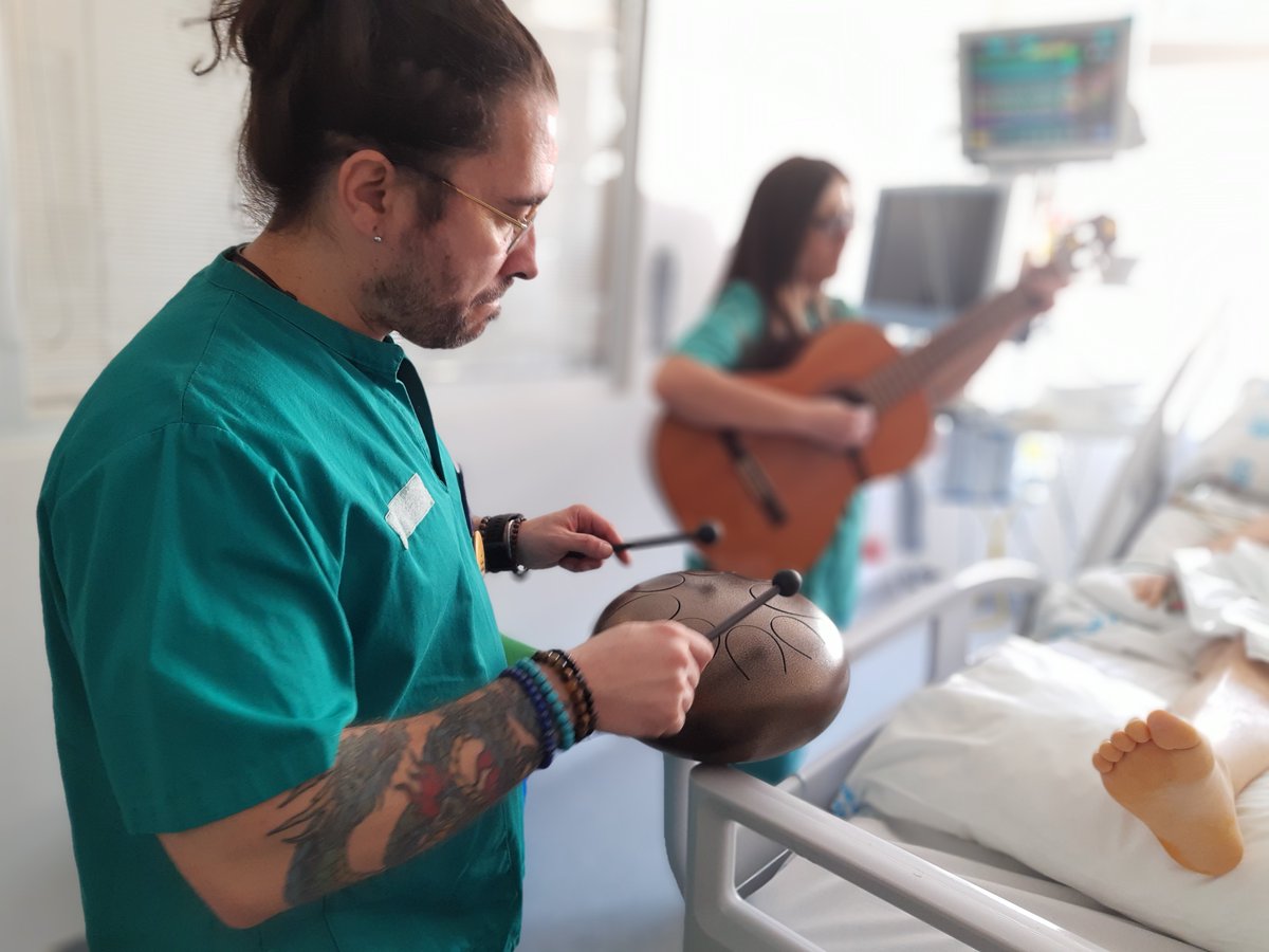 🎵 Por último, con #SantanderAyuda, <a href="/diversolidaria/">Diversión Solidaria</a> continúa con su programa de musicoterapia en UCIs, ahora tan necesario para generar sonrisas, fuerza y energía en pacientes ingresados en estas unidades. ¡Agradecimiento infinito a todos! bit.ly/3g3EEQE