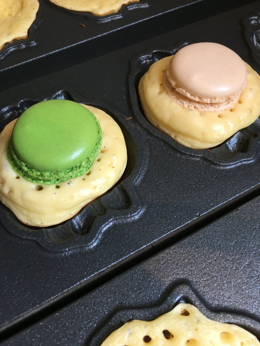 pekopekokagura's tweet photo. マカロンペコちゃん焼を始めました。
オーダーを頂いてから、不二家マカロンを入れて焼き上げます。マカロンのアーモンドプードルの香りが広がる焼きたてをご賞味ください。 https://t.co/MfQzEDPdku