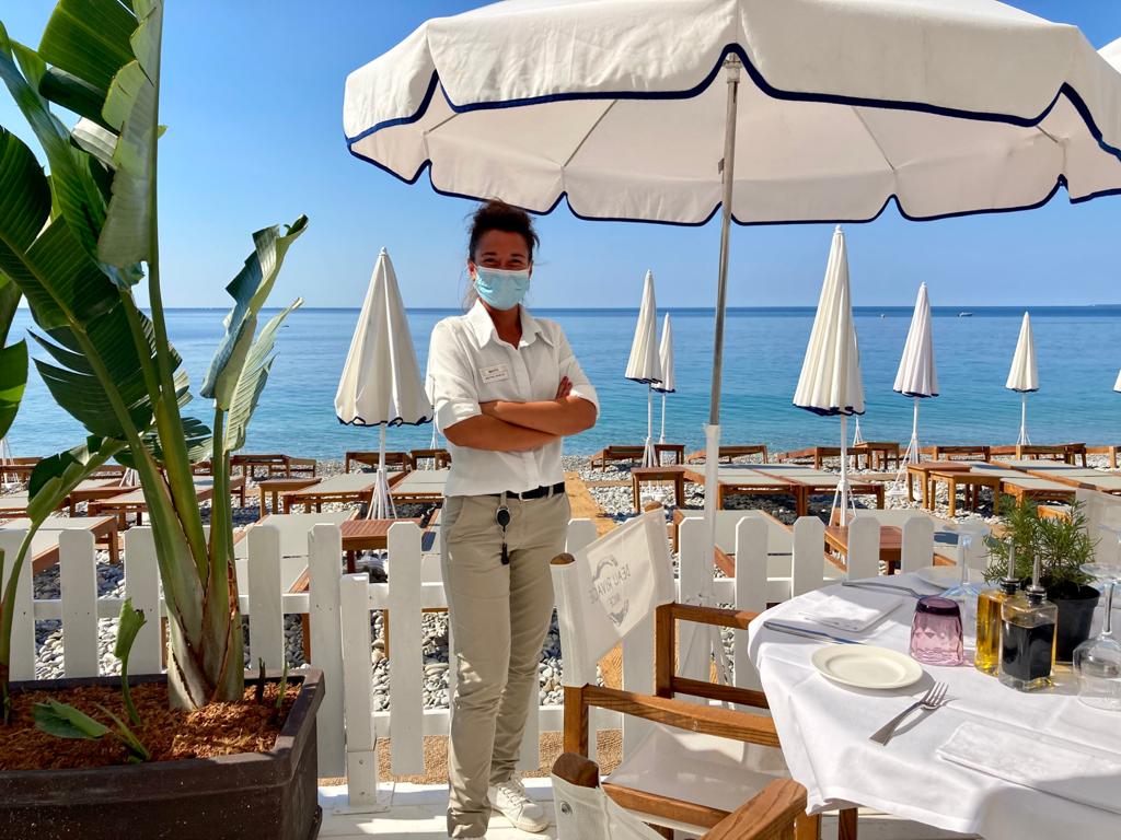 PlageBeauRivage's tweet photo. [ #SublimezVosEmotions - #CotedAzurFrance ]
Maïté notre Maître d'hôtel vous accueille avec les équipes à la @PlageBeauRivage! #reopning dès 18H00 Espace tendance et Lounge! #Ilovenice @ExploreNCA @VisitCotedazur @VilledeNice @sortiranice https://t.co/ryoFKH8Iz0