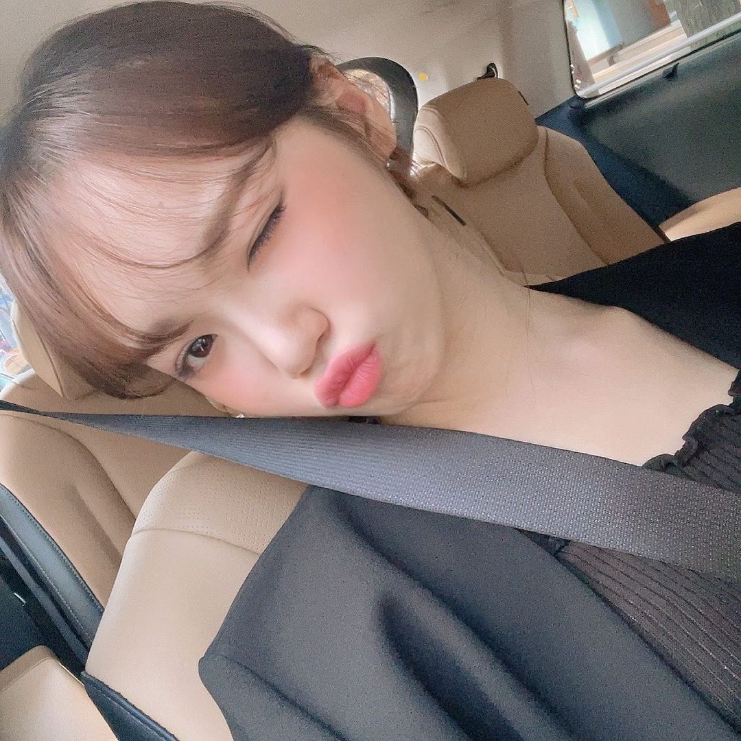 chaewingum's tweet photo. Took some selcas in the car is one of the best decision I've ever had. Why not? It turns out extremely pretty. Not gonna mention it that I'm the pretty one here but.. are you agree with that statement of mine? I'm sure you are, mwack. 💋 https://t.co/qcfTNQ6BKQ