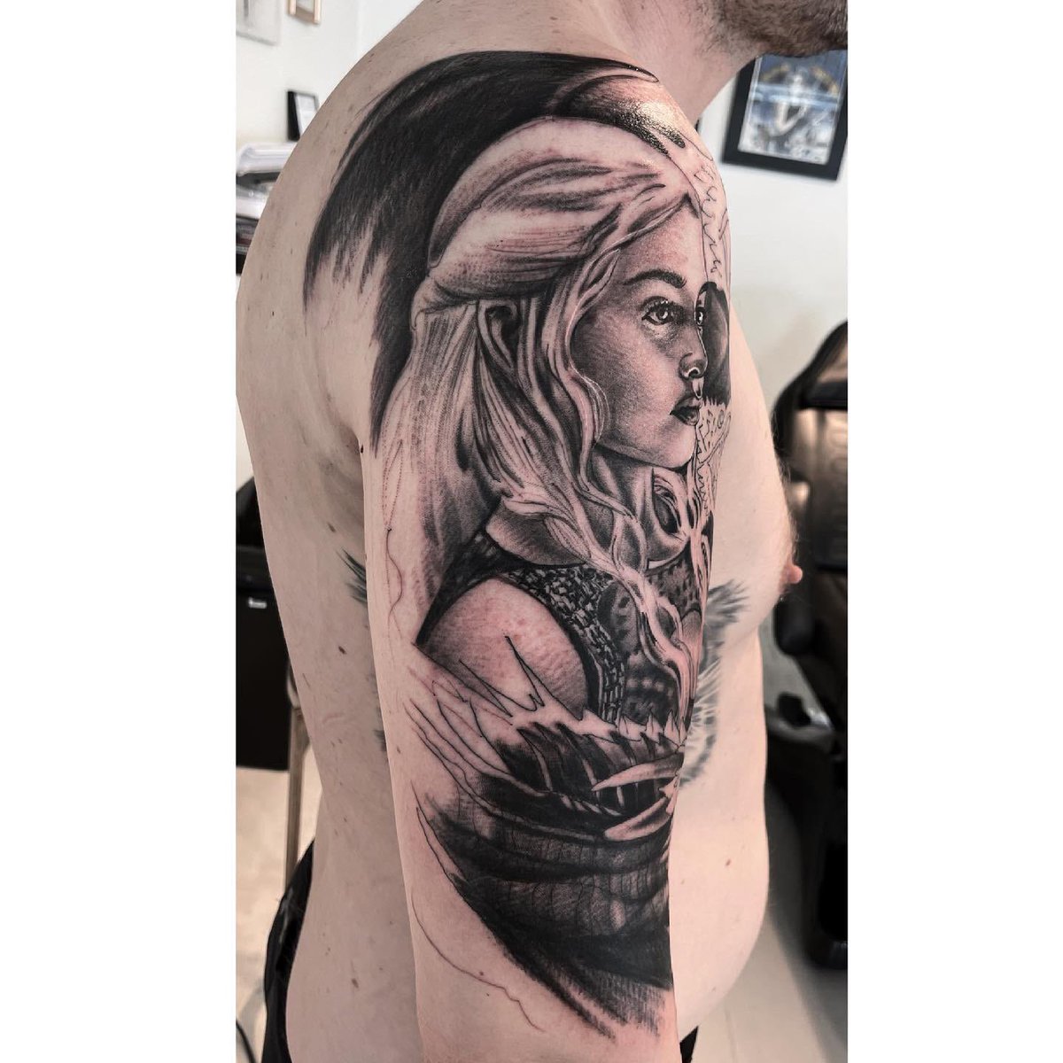 RogersTattoo's tweet photo. Work in progress , Also a cover up 😊😊, all hail the mother of dragons 👸🏼 @inkedmag @eternalink @cheyenne_tattoo @mokkitattoosupplies
#gameofthrones #got #bryne #femaletattooartist #tattooartist #bryne #norwegiantattooers #workinprogress https://t.co/zqotlg9TDu