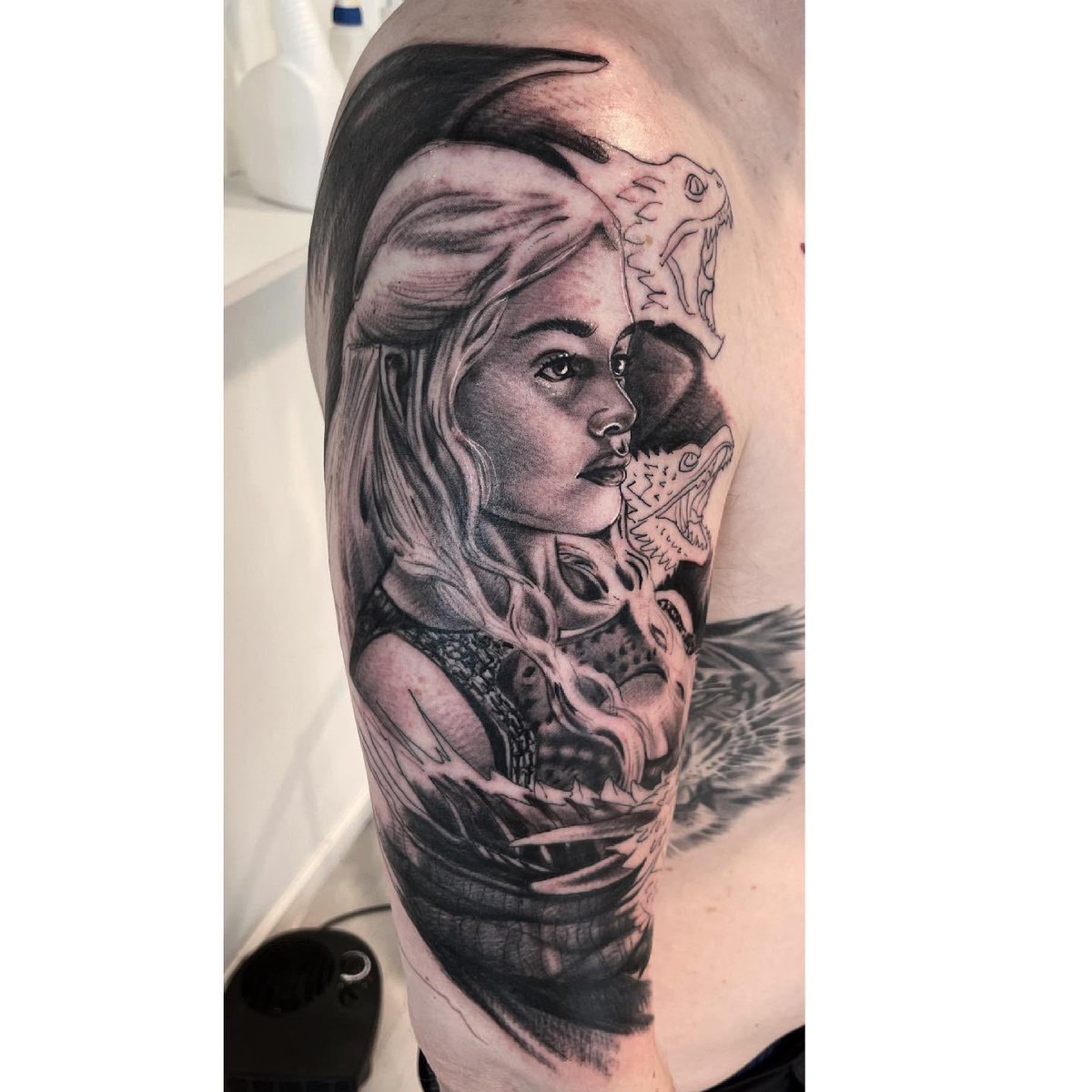 RogersTattoo's tweet photo. Work in progress , Also a cover up 😊😊, all hail the mother of dragons 👸🏼 @inkedmag @eternalink @cheyenne_tattoo @mokkitattoosupplies
#gameofthrones #got #bryne #femaletattooartist #tattooartist #bryne #norwegiantattooers #workinprogress https://t.co/zqotlg9TDu