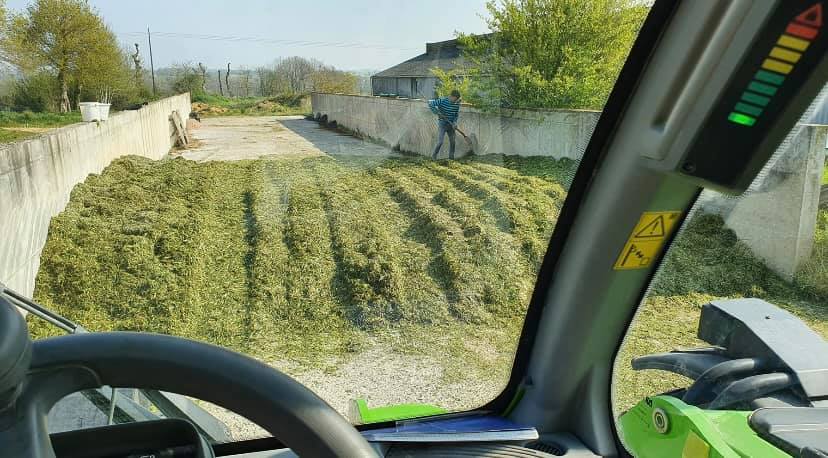 DEMEURESolution's tweet photo. 🐮Patrice &amp; Patrick Techniciens Nutrition Animale 

Ensilage d’herbe avec SORBENSYL (additif biotechnologique) &amp; SEAL PLUS (film oxygène barrière)

Nos techniciens seront à votre écoute lors de notre journée IDS le 25 Juin, pour argumenter sur cette méthode de conservation https://t.co/fAhKxxyxVS