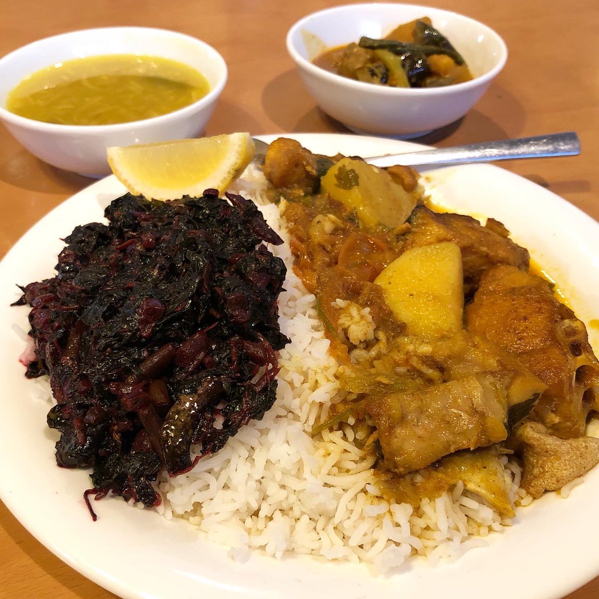 すなぽん パンダのアイコンから変えました V Twitter 夕食はバァニ Pungus Fish ナマズの仲間 ラルシャクの炒め物 バスマティライス シュッキと野菜のトルカリ 豆スープ ラルは 赤い という意味だそうです お米に移るくらいの強烈な色 そして味が濃い いや