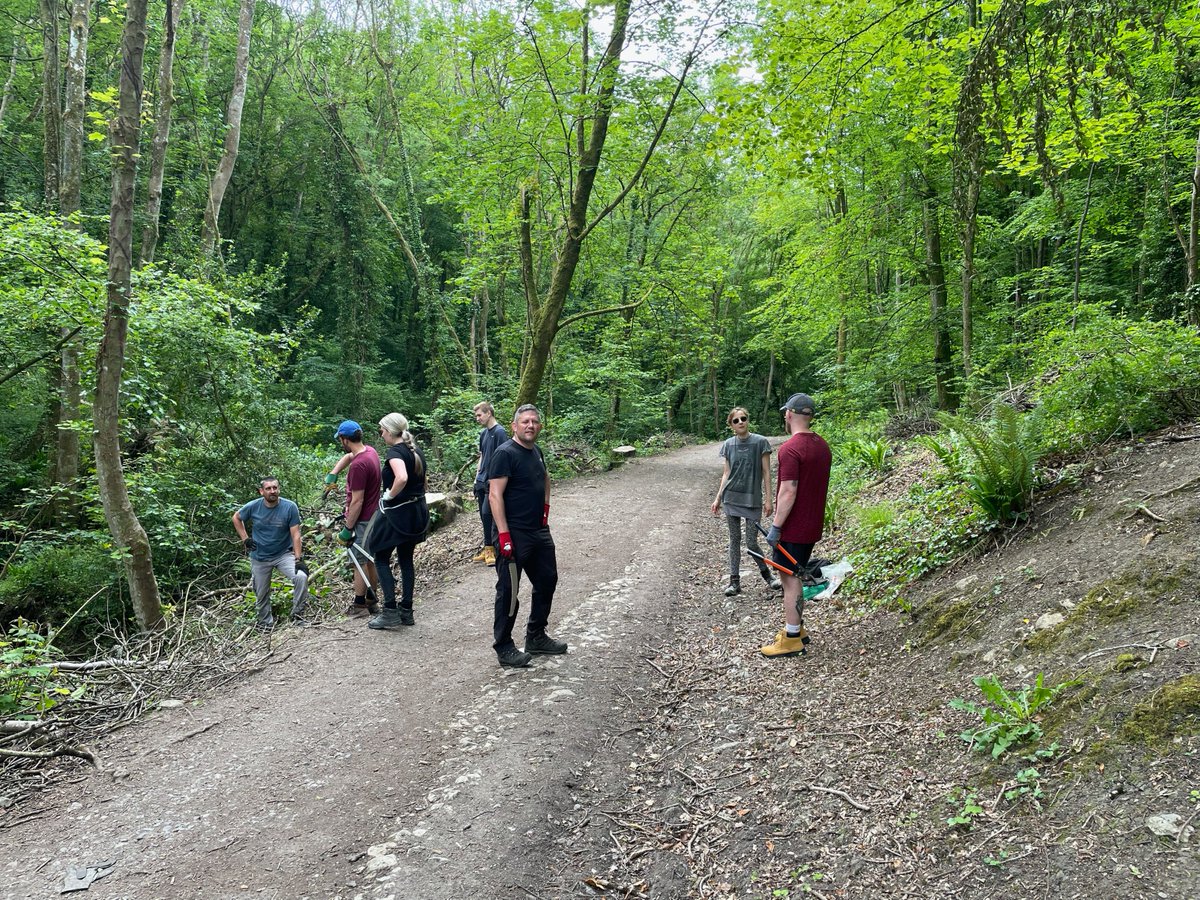 Our <a href="/morgansindallci/">@morgansindallci</a> and <a href="/SindallHigh/">Morgan Sindall Whitmore High School</a> team are #volunteering today with @Porthkerry_Proj and <a href="/VOGCouncil/">Vale Council 🏴󠁧󠁢󠁷󠁬󠁳󠁿🇺🇦</a> #teamwork #socialvalue #wellbeing
