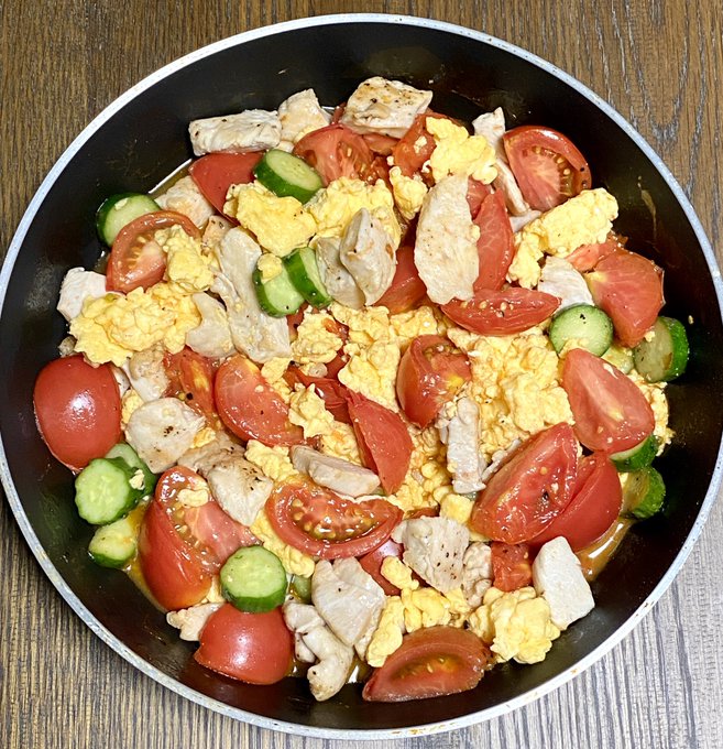 トマトと卵の炒め物に鳥胸とキュウリはいってるやつ 