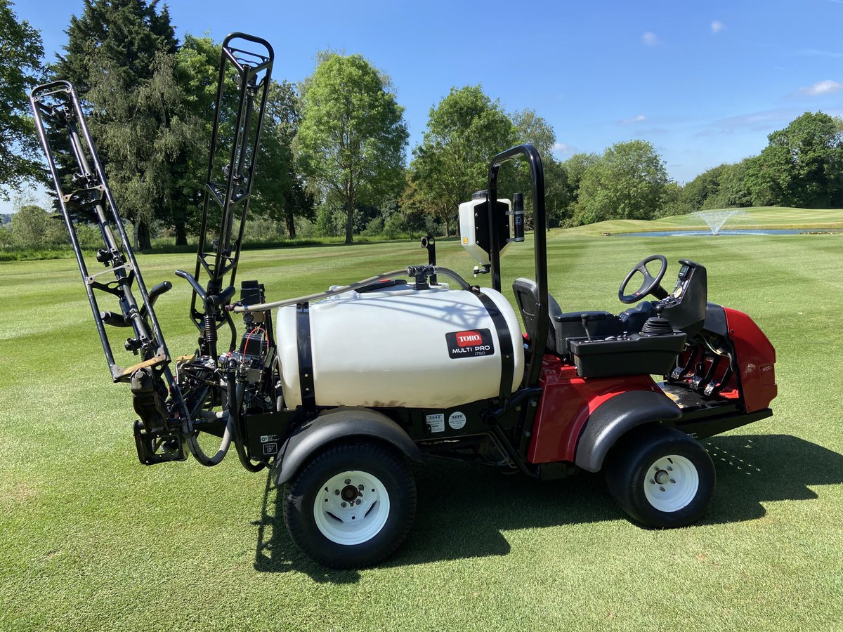 DouglasMacgreg8's tweet photo. @AllsworthDaniel decided to clean the sprayer while the tournament was on yesterday….unbelievable job! @SarahDaviesSGI great products, thanks #CX77 #formula500 https://t.co/Q4NwEGANCe