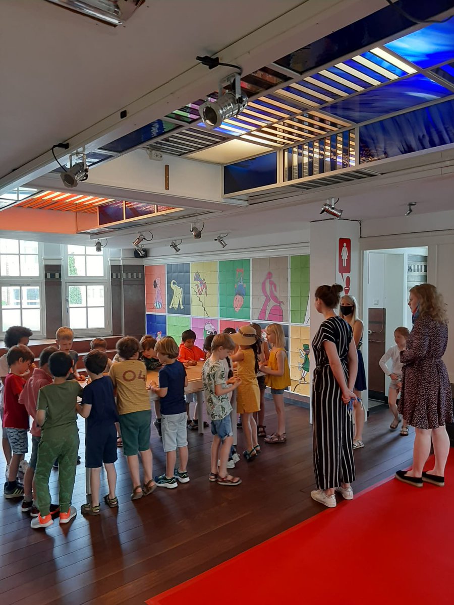 Nog geen première (die volgt zaterdag), maar voor de eerste schoolvoorstelling van Blote Konten rollen we alvast de rode loper uit 👀

Wat is het fijn om weer zoveel kinderen over de vloer te krijgen in Het Badhuis!