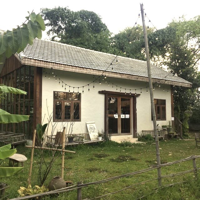 bluexwanderlust's tweet photo. สวรรค์บนดิน Farm &amp; Tea House, เชียงราย 
คาเฟ่เรียบง่ายท่ามกลางธรรมชาติ เหมาะแก่การพักผ่อน หลีกหนีความวุ่นวาย ส่วนของ Tea House จุดเด่นอยู่ที่ชาสมุนไพร นอกจากนี้ยังมีกาแฟ ขนม และ Ice cream อย่าง อัญชันแมคคาเดเมียด้วยนะคะ เปิดทุกวัน 9.00-17.00 น.
@aroii #รีวิวคาเฟ่ #คาเฟ่เชียงราย https://t.co/r9I0su9PvM
