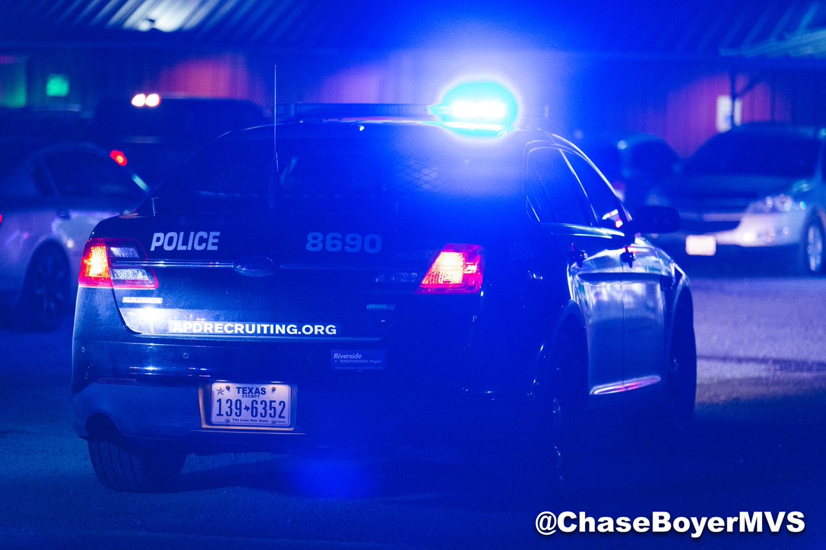 #OVERNIGHT Police are investigating a shooting that left a vehicle damaged late Tuesday night in East Austin. APD says the shooting occurred in Bastrop County, but the victim drove to a location in Austin and called police. The victim was not injured. #ATXnews <a href="/MVSAustin/">Metro Video Austin</a>