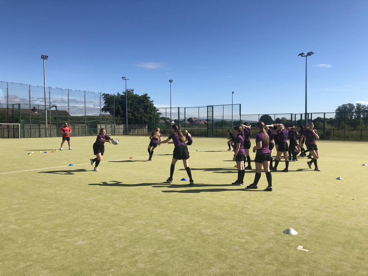 Miss Clarke’s year 9 girls enjoyed their Rugby lesson in the sunshine this morning 🏈☀️
