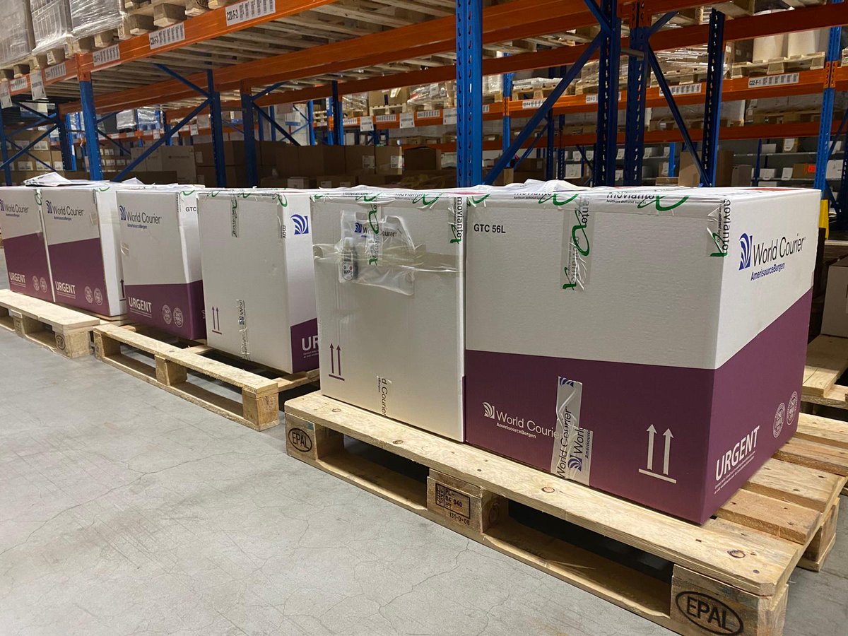 Er is deze week hard gewerkt om 90.000 vaccins naar Suriname te kunnen vervoeren. De vaccins van AstraZeneca zijn vanmorgen per vliegtuig🛫 vertrokken en komen vanavond aan. 

Meer informatie👉 bit.ly/3w8LoCb