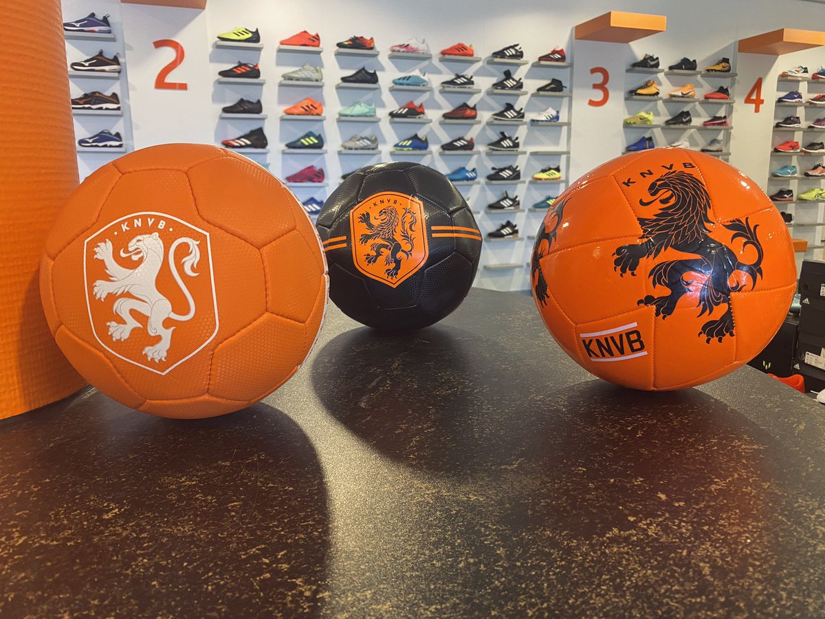 🏆 𝗔𝗟𝗟𝗘 ⚽️⚽️⚽️ 𝗩𝗘𝗥𝗭𝗔𝗠𝗘𝗟𝗘𝗡: het 𝐄𝐊 staat voor de deur! 

Scoor daarom nu de mooiste Oranje voetballen in onze Teamshop voor de scherpste prijzen: één stuk voor € 𝟭𝟰,𝟵𝟱 en twee stuks voor € 𝟮𝟳,𝟱𝟬! 🤑

➡️ bit.ly/MSTEK2020

#MutaSport #Teamshop