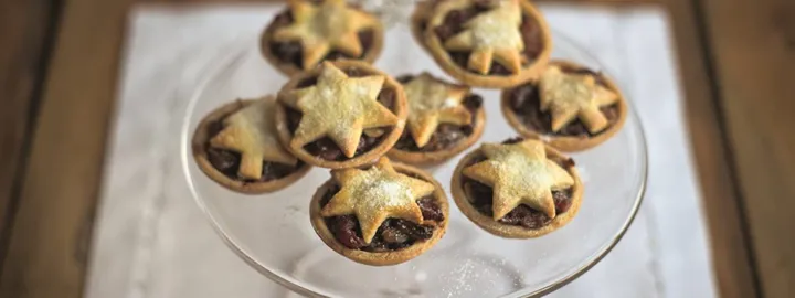 Try Gordon Ramsay's 5-Step Recipe For Cranberry Christmas Pies https://t.co/aMSYPiJDzm https://t.co/eST16CCmbl