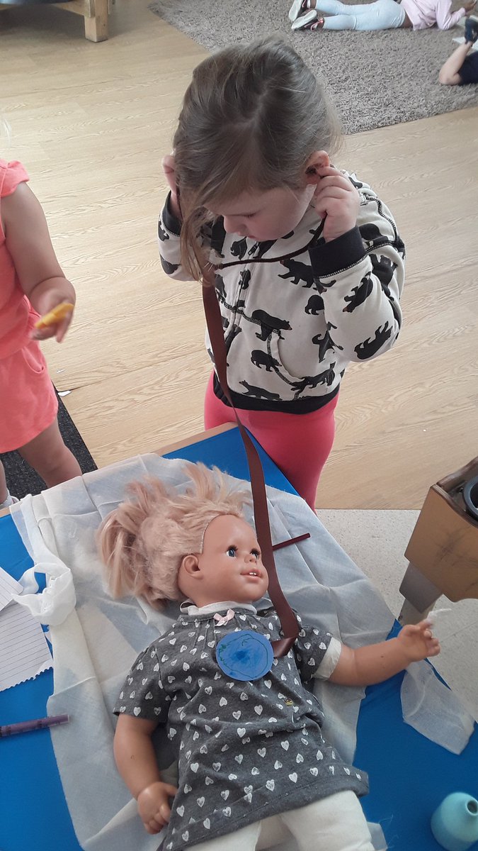 AshbridgeMaxy's tweet photo. Squirrels enjoyed using the real life stethoscope so we decided to make our own! "Your heart is beating fast" "It pumps the blood round" #PeopleWhoHelpUs #DoctorsandNurses #reallifeplay #learningthroughplay @NDNAtalk #EYtalking https://t.co/nhNSoBi7ys