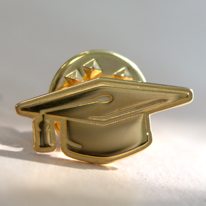 VenGoZi's tweet photo. 👨🏽‍🎓 Check onze collectie zilveren Geslaagd-speldjes in onze webshop // https://t.co/HSOS75Ex5m // #geslaagd #diploma #speldje #insigne #zilver #goudsmid #graduationcap #geslaagdhoed https://t.co/z7FGdib3j1