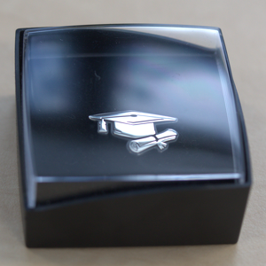 VenGoZi's tweet photo. 👨🏽‍🎓 Check onze collectie zilveren Geslaagd-speldjes in onze webshop // https://t.co/HSOS75Ex5m // #geslaagd #diploma #speldje #insigne #zilver #goudsmid #graduationcap #geslaagdhoed https://t.co/z7FGdib3j1